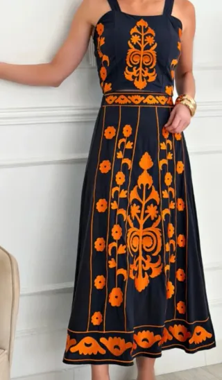 Conjunto negro y naranja bordado