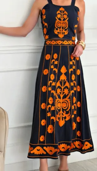 Conjunto negro y naranja bordado