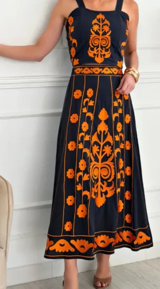 Conjunto negro y naranja bordado