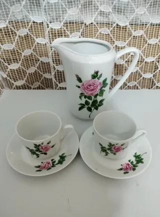 Jarra y 2 tazas de porcelana con rosas