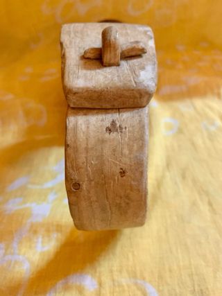 Cencerro antiguo metal, madera y hueso