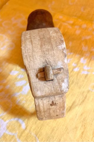 Cencerro antiguo metal, madera y hueso