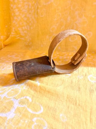 Cencerro antiguo metal, madera y hueso