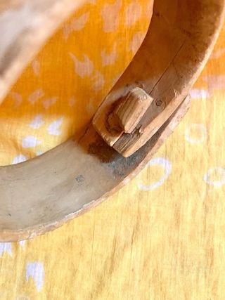 Cencerro antiguo metal, madera y hueso