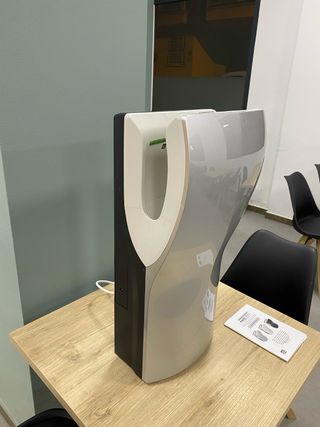 Secador de manos con aire caliente totalmente nuev