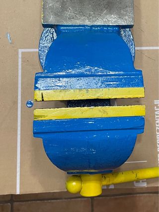 Tornillo de banco azul y amarillo