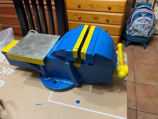 Tornillo de banco azul y amarillo