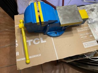 Tornillo de banco azul y amarillo