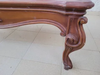 Mesa de centro antigua de mármol y madera