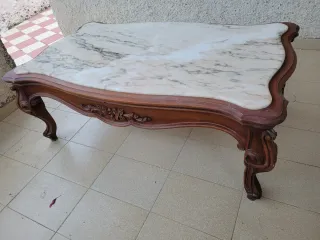 Mesa de centro antigua de mármol y madera