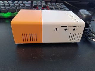 Proyector Portátil Blanco y Naranja