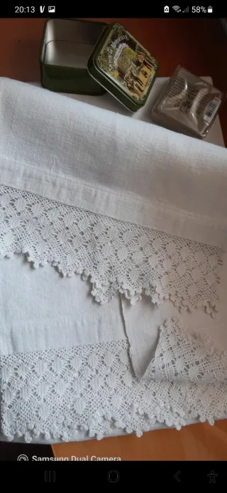 Asciugamano con doppia balza ad uncinetto smerlato