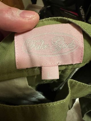 Pantalón cargo Fake Gods verde oliva a estrenar.