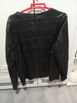 Cazadora negra efecto piel