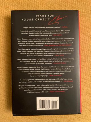 Libro de Elvira Firmado por Cassandra Peterson