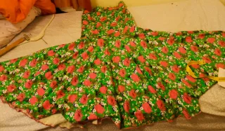 Falda elástica de flores y blusa blanca