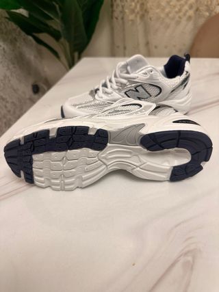 New Balance 530 Plata y Blanco