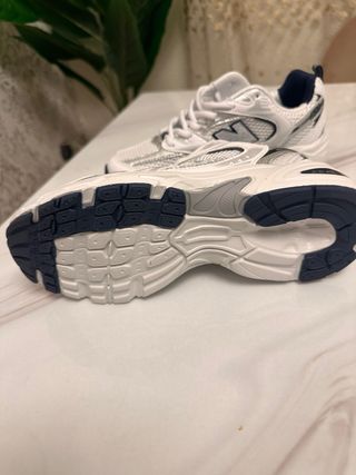 New Balance 530 Plata y Blanco