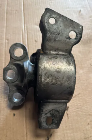 Soporte de Motor Izquierdo