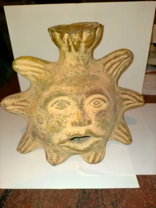 Jarrón de tierra cocida con forma de sol