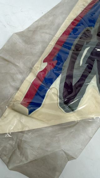 Emblema LH para Suzuki, GSX-R 750. Ref. 68141-46E00-1WW