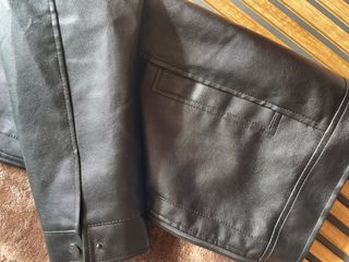 Chaqueta negra con cuello de borrego