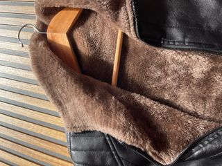 Chaqueta negra con cuello de borrego