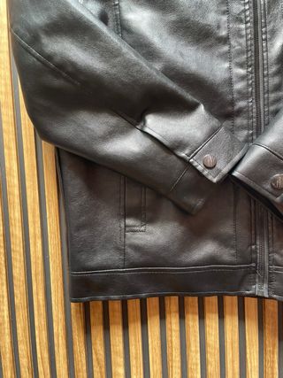 Chaqueta negra con cuello de borrego