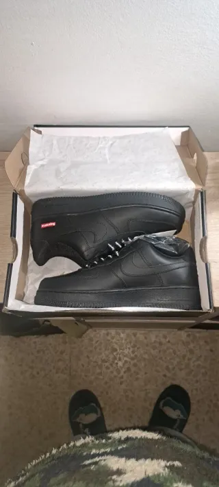 Nikes supreme. Preguntar tallas 41, 42, 43 y 44...