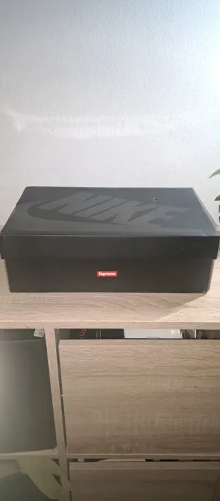 Nikes supreme. Preguntar tallas 41, 42, 43 y 44...