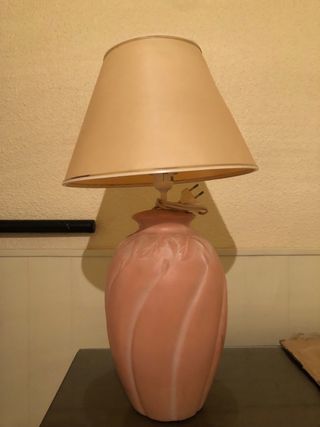 Lámpara de mesa rosa y beige