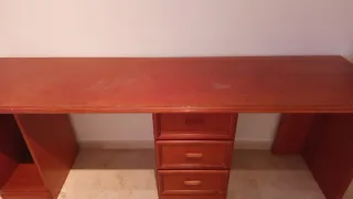 Mesa de estudio de madera marrón