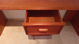 Mesa de estudio de madera marrón