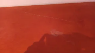 Mesa de estudio de madera marrón