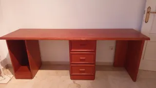 Mesa de estudio de madera marrón