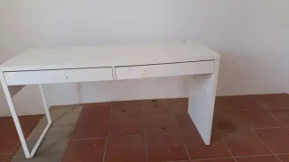 Escritorio blanco con cajones