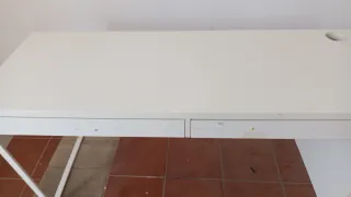 Escritorio blanco con cajones