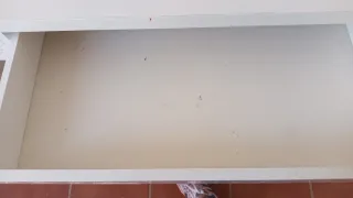 Escritorio blanco con cajones