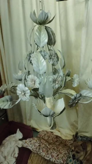 Lámpara de techo floral metal gris y blanco