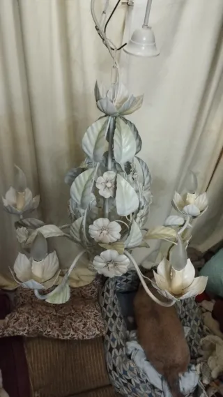 Lámpara de techo floral metal gris y blanco