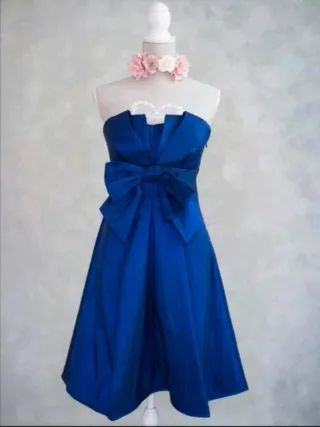 Vestido de fiesta azul con lazo