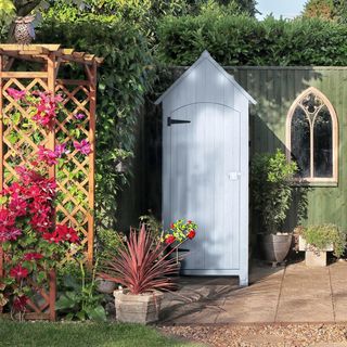 Cobertizo para Herramientas de Jardín de Madera de Abeto con 3 Estantes, Caseta de Herramientas de Jardín con Techo Inclinado Impermeable para Terraza Patio, 77.5X54.2X179.5 Cm, Blanco