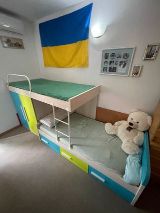 Mueble cama alta infantil con armario y cajones