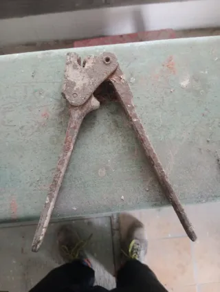 Tenaza antigua precintar plomo y hierro