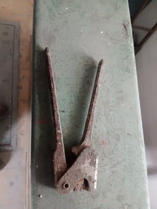 Tenaza antigua precintar plomo y hierro