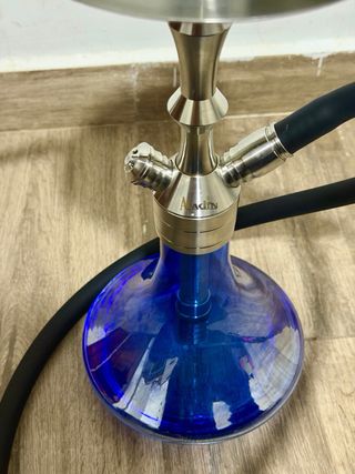 Base de cristal azul con soporte metalico