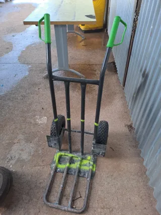 Carretilla con ruedas verdes