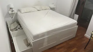 Cama con cajones, colchón y  almohadas