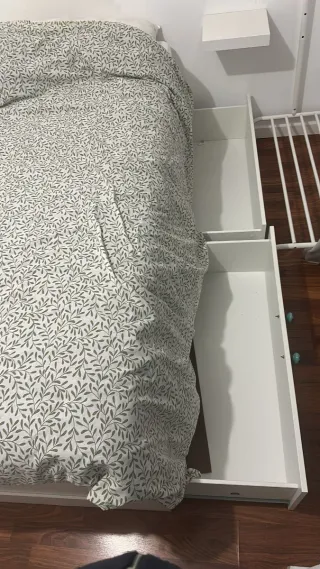 Cama con cajones, colchón y  almohadas