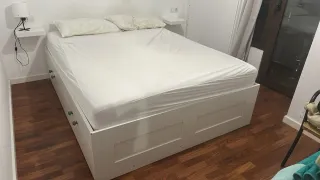 Cama con cajones, colchón y  almohadas